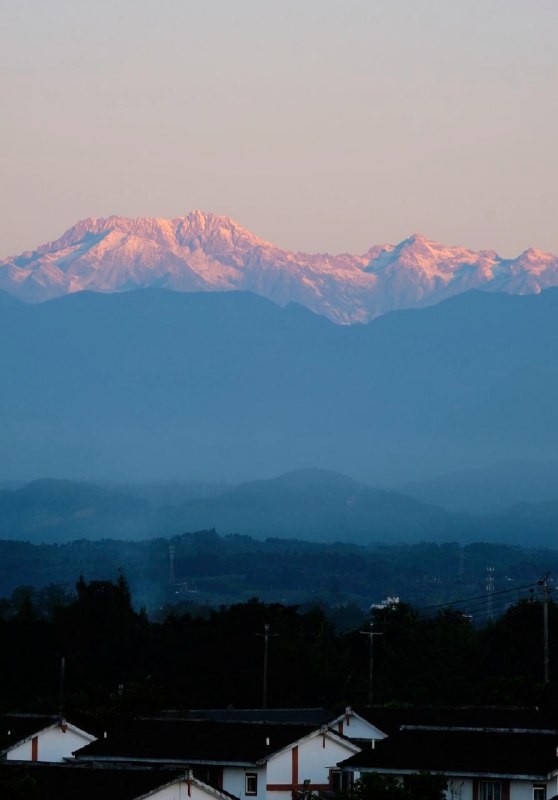 别人问我在农村靠什么活着？靠雪山大地、日升月落、四时耕种活着
