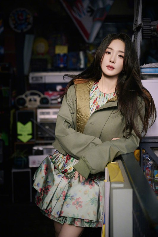 #杨幂 巴黎时装周外拍，超绝明艳 @dilirb_bot#杨幂 巴黎时装周外拍，超绝明艳 @dilirb_bot