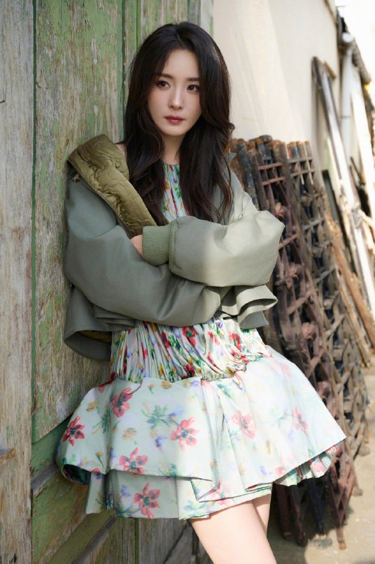 #杨幂 巴黎时装周外拍，超绝明艳 @dilirb_bot#杨幂 巴黎时装周外拍，超绝明艳 @dilirb_bot