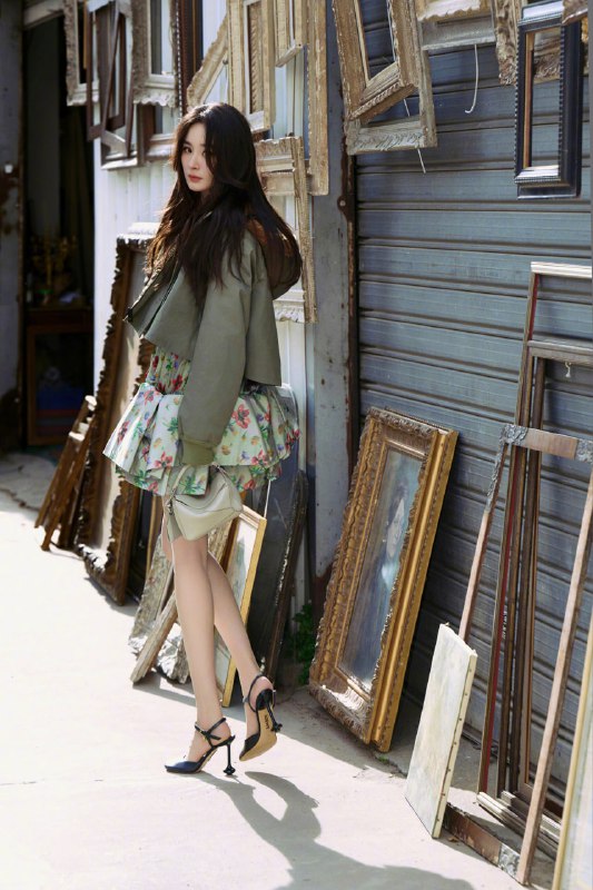 #杨幂 巴黎时装周外拍，超绝明艳 @dilirb_bot#杨幂 巴黎时装周外拍，超绝明艳 @dilirb_bot