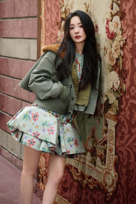 #杨幂 巴黎时装周外拍，超绝明艳 @dilirb_bot#杨幂 巴黎时装周外拍，超绝明艳 @dilirb_bot