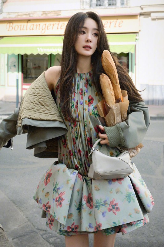 #杨幂 巴黎时装周外拍，超绝明艳 @dilirb_bot#杨幂 巴黎时装周外拍，超绝明艳 @dilirb_bot